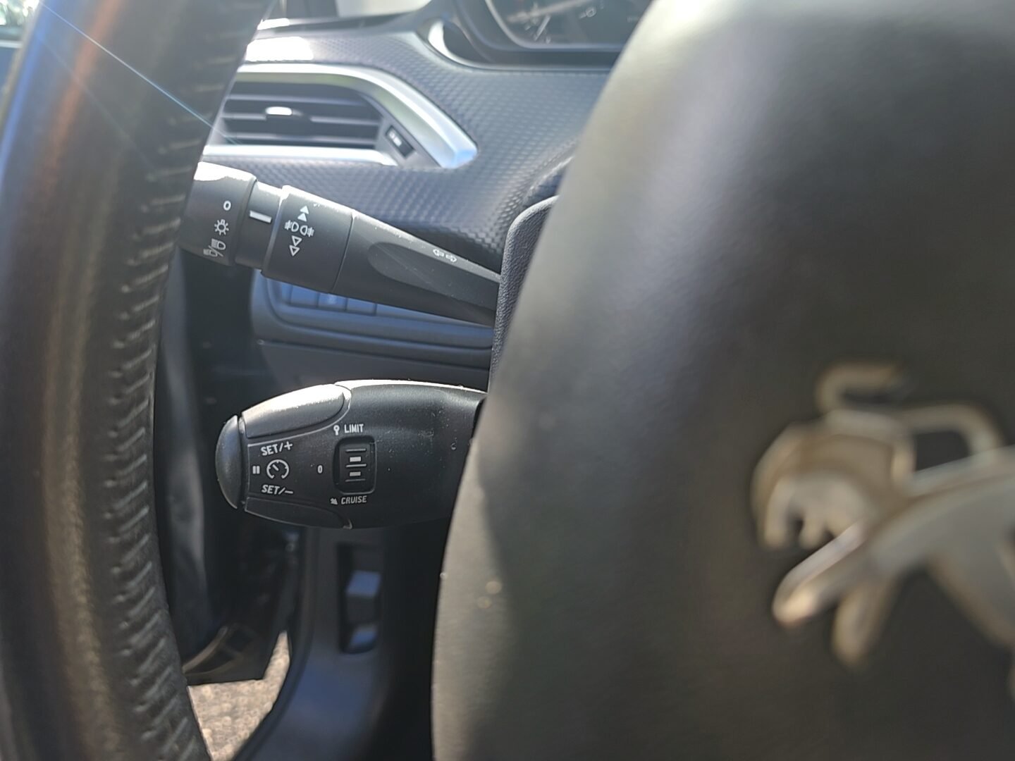 PEUGEOT 208 1.6HDI STYLE